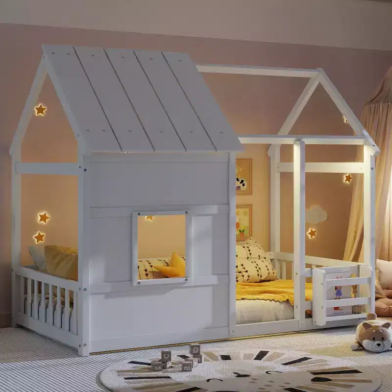 Letto a pavimento gemello a forma di casetta con tetto e recinzione, colori naturale/bianco/nudo e bianco, per 1 bambino