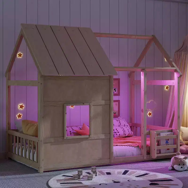 Letto a pavimento gemello a forma di casetta con tetto e recinzione, colori naturale/bianco/nudo e bianco, per 1 bambino