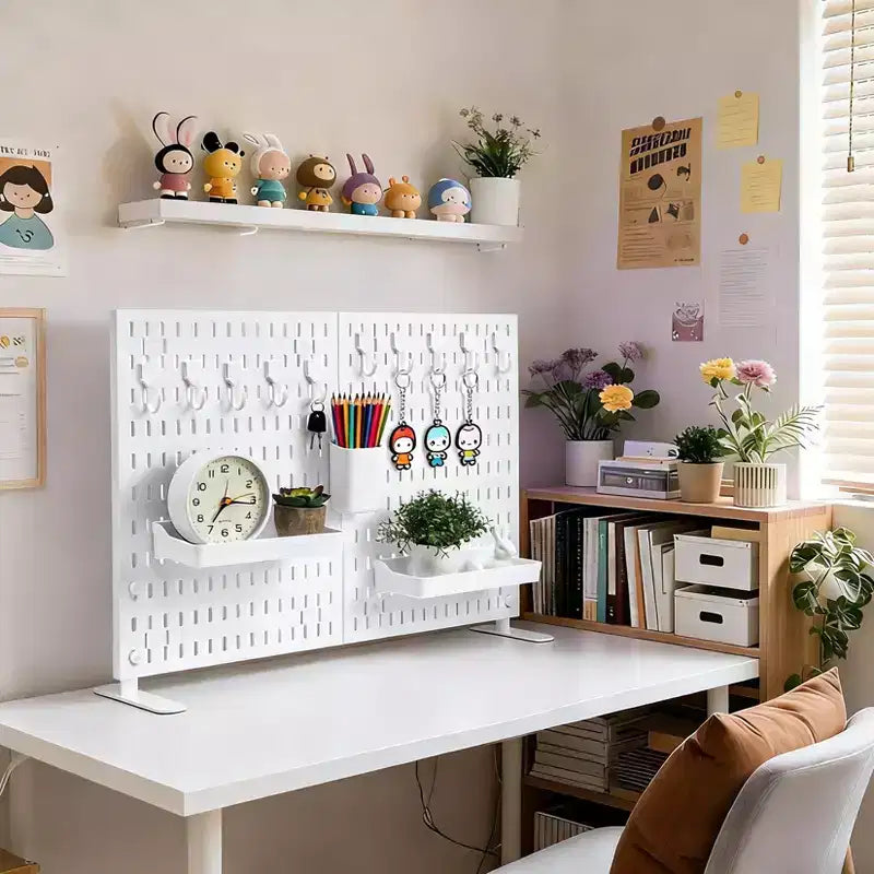 Organizzatore da tavolo/scrivania in compensato traforato (pegboard), bianco/nero, autoportante, monoposto (10 ganci + 2 vassoi)