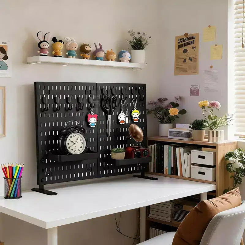 Organizzatore da tavolo/scrivania in compensato traforato (pegboard), bianco/nero, autoportante, monoposto (10 ganci + 2 vassoi)