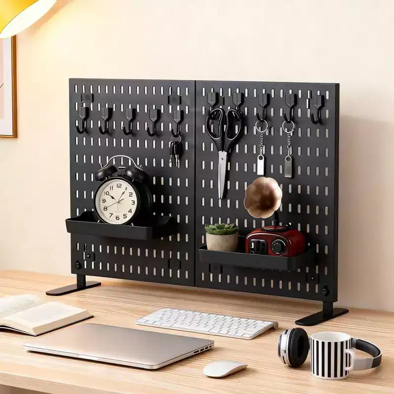 Organizzatore da tavolo/scrivania in compensato traforato (pegboard), bianco/nero, autoportante, monoposto (10 ganci + 2 vassoi)